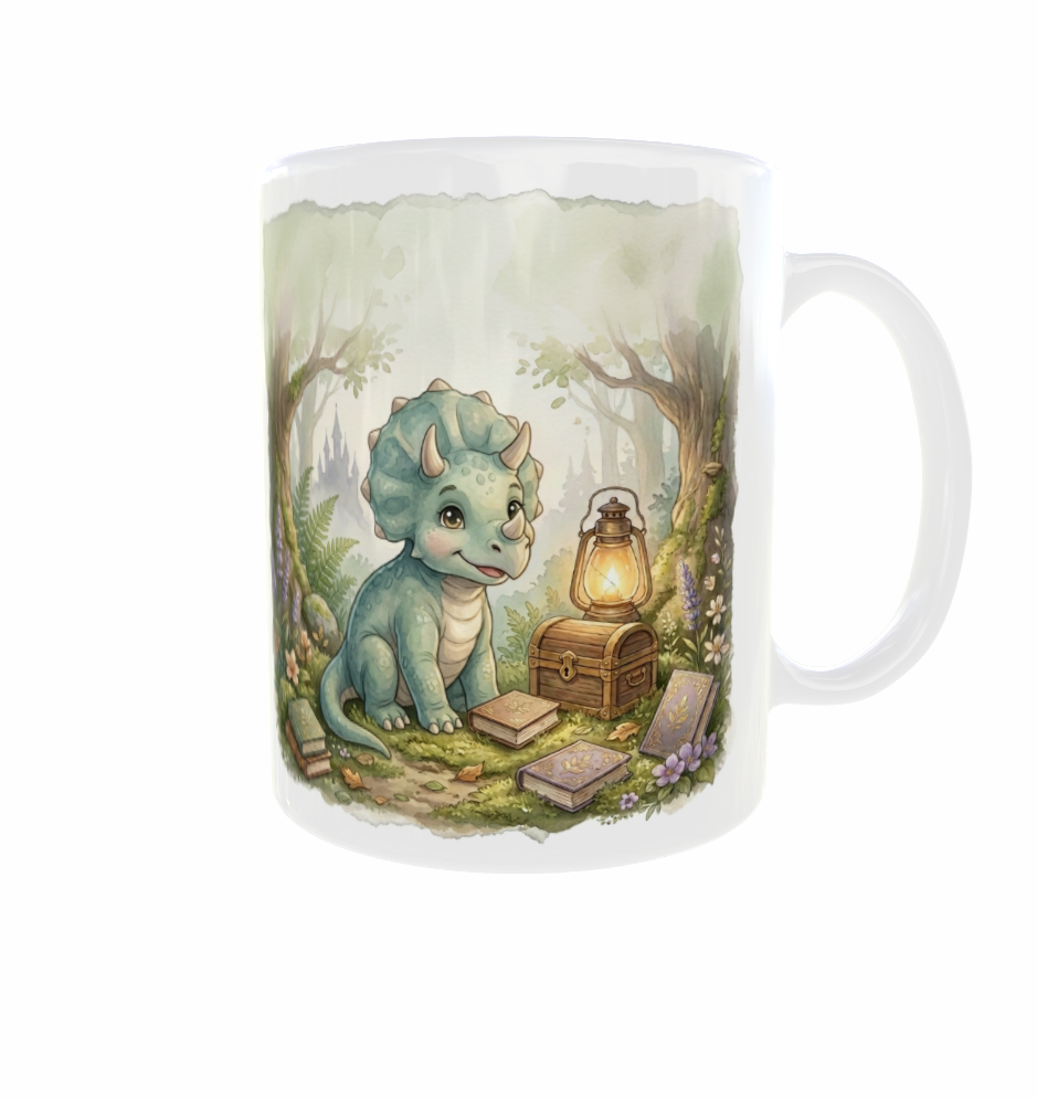 Weiße Dinotasse mit Henkel rechts: freundlicher grüner Triceratops mit Schatztruhe und leuchtender Laterne im Aquarellstil.
